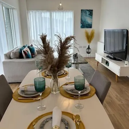 Contemporary Urban Retreat, 2-bedroom Haven By City Airport *