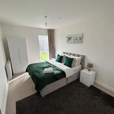 Contemporary Urban Retreat, 2-bedroom Haven By City Airport