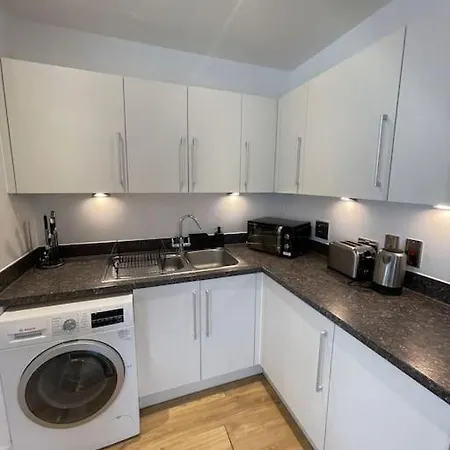 Contemporary Urban Retreat, 2-bedroom Haven By City Airport Apartment *