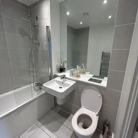 Contemporary Urban Retreat, 2-bedroom Haven By City Airport * London