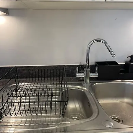 Contemporary Urban Retreat, 2-bedroom Haven By City Airport Apartment London