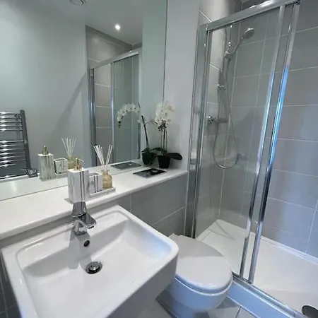 Contemporary Urban Retreat, 2-bedroom Haven By City Airport Londen