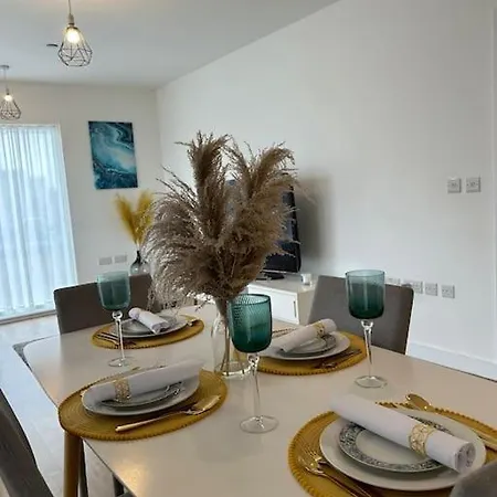 Contemporary Urban Retreat, 2-bedroom Haven By City Airport Apartment