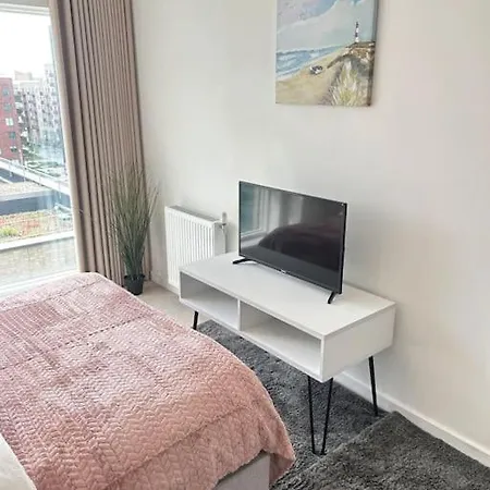 Apartment Contemporary Urban Retreat, 2-bedroom Haven By City Airport *