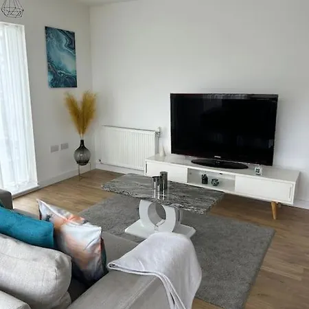 Contemporary Urban Retreat, 2-bedroom Haven By City Airport