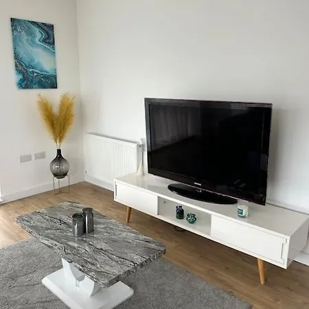 Contemporary Urban Retreat, 2-bedroom Haven By City Airport Apartment *