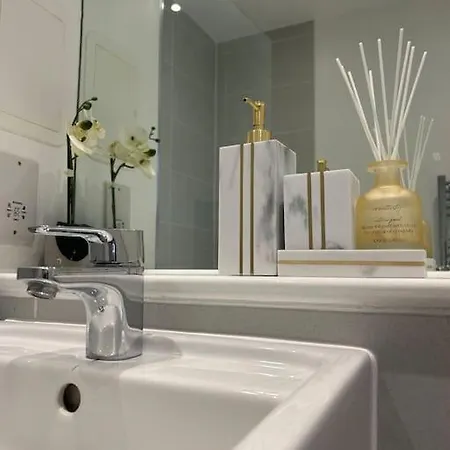 Apartment Contemporary Urban Retreat, 2-bedroom Haven By City Airport London