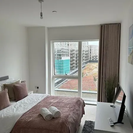 Contemporary Urban Retreat, 2-bedroom Haven By City Airport *