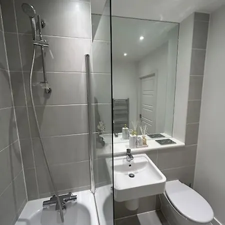 Contemporary Urban Retreat, 2-bedroom Haven By City Airport London