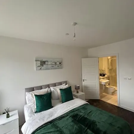 Contemporary Urban Retreat, 2-bedroom Haven By City Airport Apartment