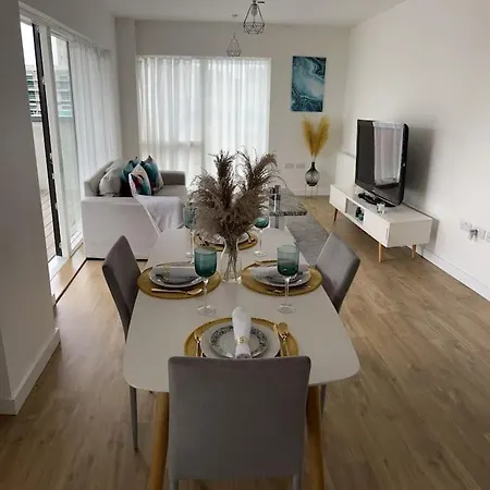 Contemporary Urban Retreat, 2-bedroom Haven By City Airport Apartment London