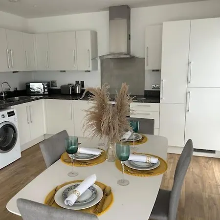 Contemporary Urban Retreat, 2-bedroom Haven By City Airport London