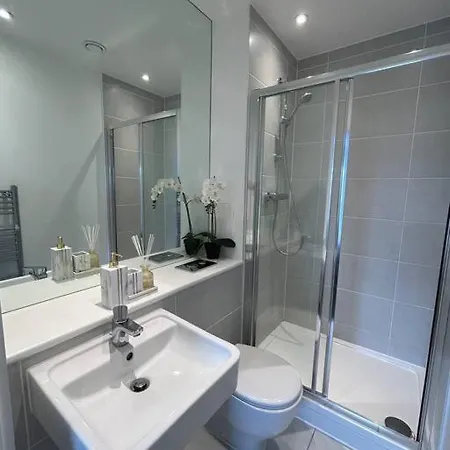 Contemporary Urban Retreat, 2-bedroom Haven By City Airport