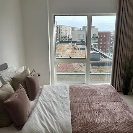 Contemporary Urban Retreat, 2-bedroom Haven By City Airport Appartement *