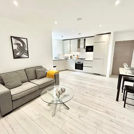 Queens Luxury Wembley Stadium - *
