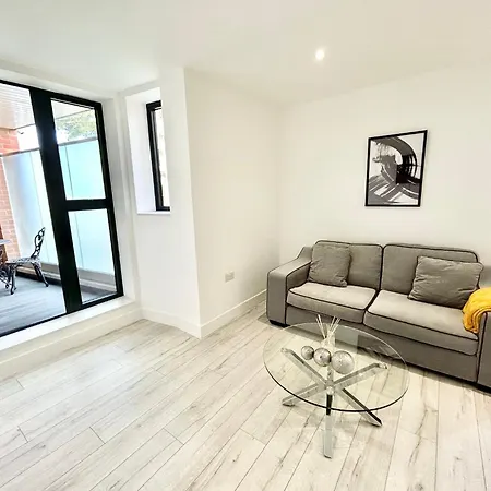 Queens Luxury Wembley Stadium - *