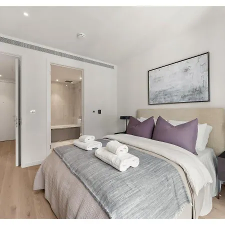 Elegant And Modern In Canary Wharf Right Next To Thames