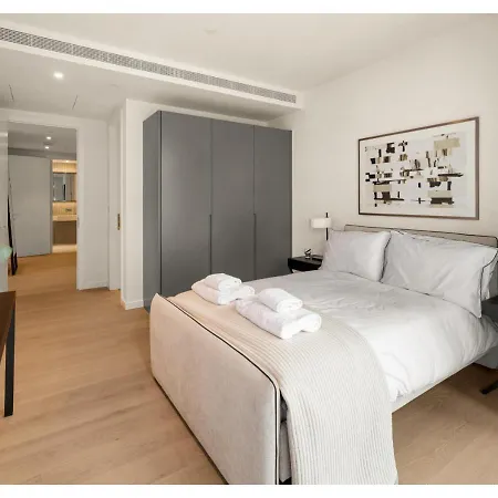 Elegant And Modern In Canary Wharf Right Next To Thames