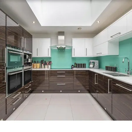 Luxury 4 Bed In * London
