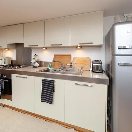 Charming 1 Bedroom In Old School House Apartment London