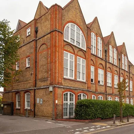 Charming 1 Bedroom In Old School House London