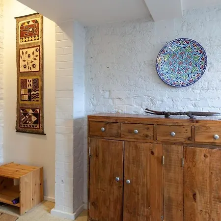 Charming 1 Bedroom In Old School House Apartment London
