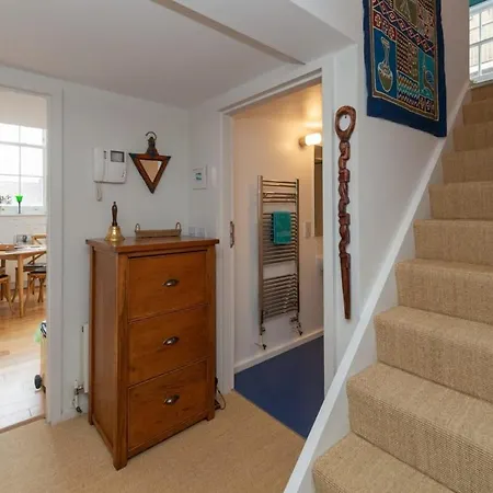 Charming 1 Bedroom In Old School House London