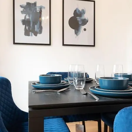 Spacious 1 Bed Mayfair With Balcony Apartment