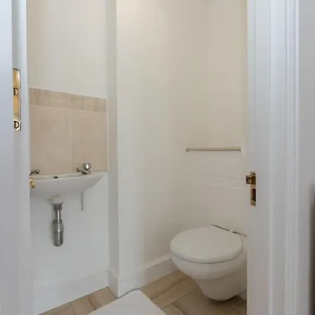 Spacious 1 Bed Mayfair With Balcony