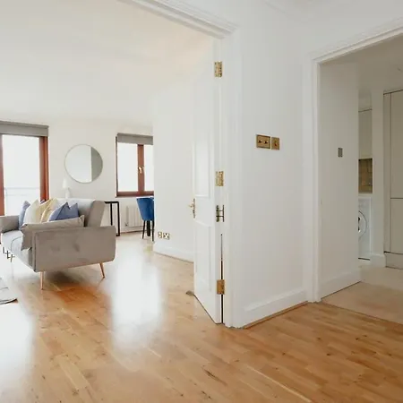 Spacious 1 Bed Mayfair With Balcony Apartment *