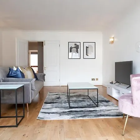 Spacious 1 Bed Mayfair With Balcony Apartment *