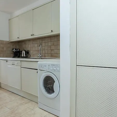 Spacious 1 Bed Mayfair With Balcony