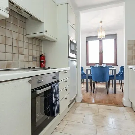 Spacious 1 Bed Mayfair With Balcony Apartment *