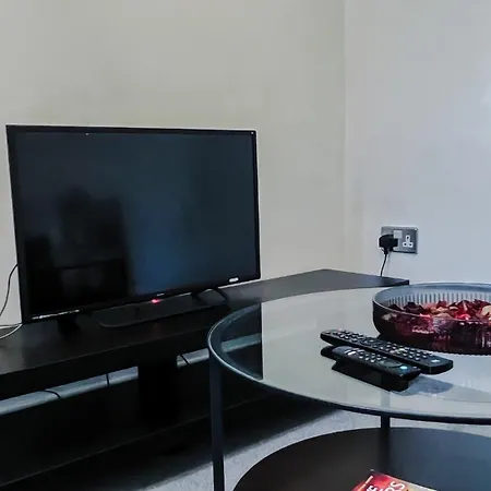 Stylish 3 Bed Flat With Garden
