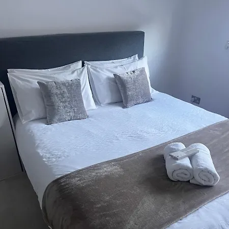 Apartment Hyde Park,3 Min Walk,family Home! 2 Bedrooms & 2 Bathrooms Apartment! Fantastic Location *