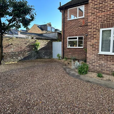 Large 2-bedroom Maisonette With Free Parking Apartment *
