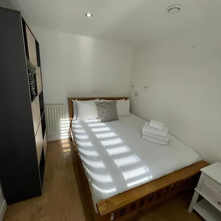 Apartment Lovely 3 Bedroom House Short Term & Flexible Renting Limehouse With Private Parking And Garden!