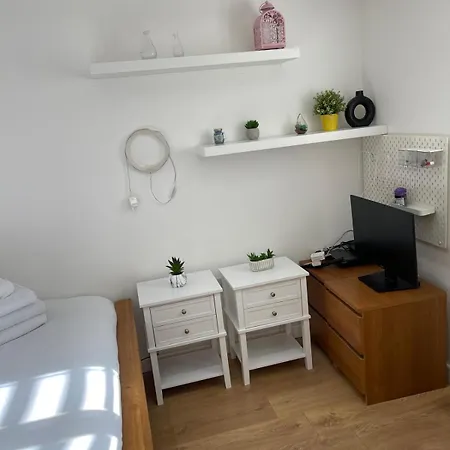 Apartment Lovely 3 Bedroom House Short Term & Flexible Renting Limehouse With Private Parking And Garden! London