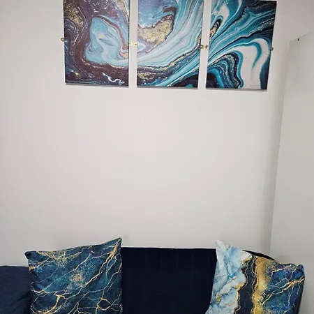 Cozy Ground-floor Studio, Excellent Access Londra