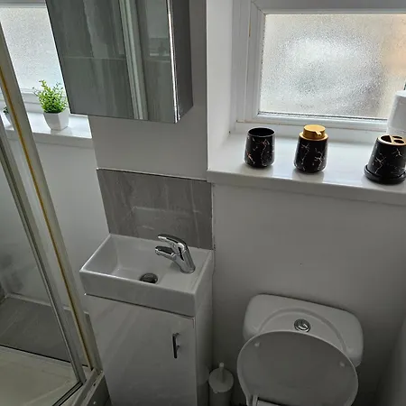 Cozy Ground-floor Studio, Excellent Access Apartment *