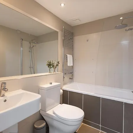 Bright & Stylish 1br, 5min Kensington Olympia Tube