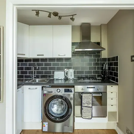 Bright & Stylish 1br, 5min Kensington Olympia Tube Apartment London