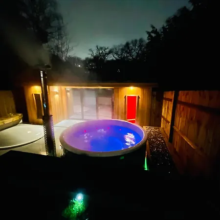 Peaceful Retreat With Hot Tub And Sauna