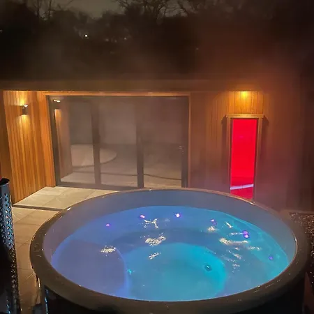 Peaceful Retreat With Hot Tub And Sauna Apartment