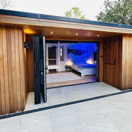 Peaceful Retreat With Hot Tub And Sauna *