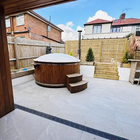 Apartment Peaceful Retreat With Hot Tub And Sauna Edgware