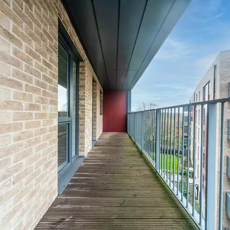 Pass The Keys Modern 2 Bedroom And 2 Bath In London Apartment *