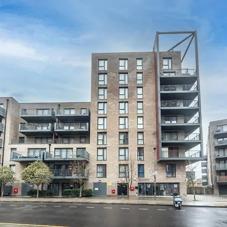 Pass The Keys Modern 2 Bedroom And 2 Bath In London Apartment