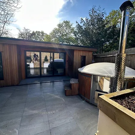 Peaceful Retreat With Hot Tub And Sauna Edgware