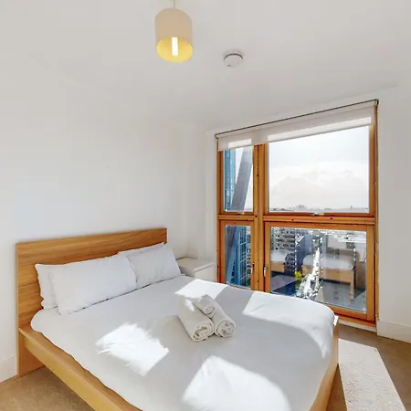 Stylish 2bed Penthouse With Private Roof Terrace In Canary Wharf *